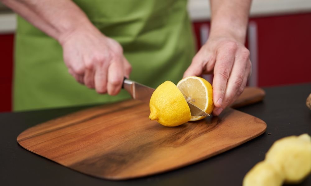 how to clean a cutting board with lemon